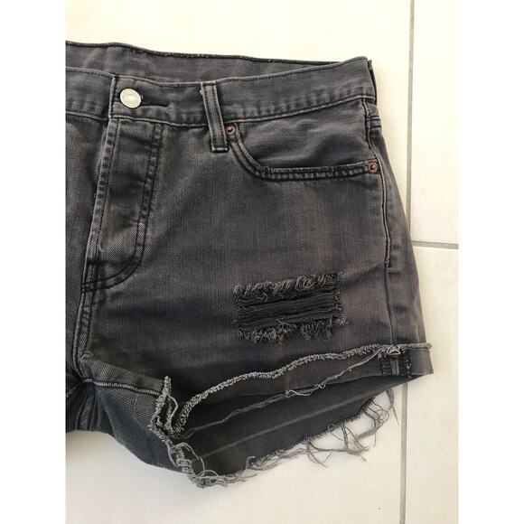 Levi's Distressed Cut Off Frayed Cuffed Denim Shorts - Picture 3 of 12